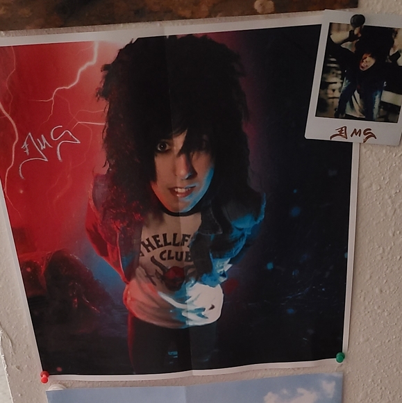 Signed Destery Smith posters and polaroids - Picture 2 of 4